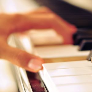 教室里强摁做开腿呻吟男男
